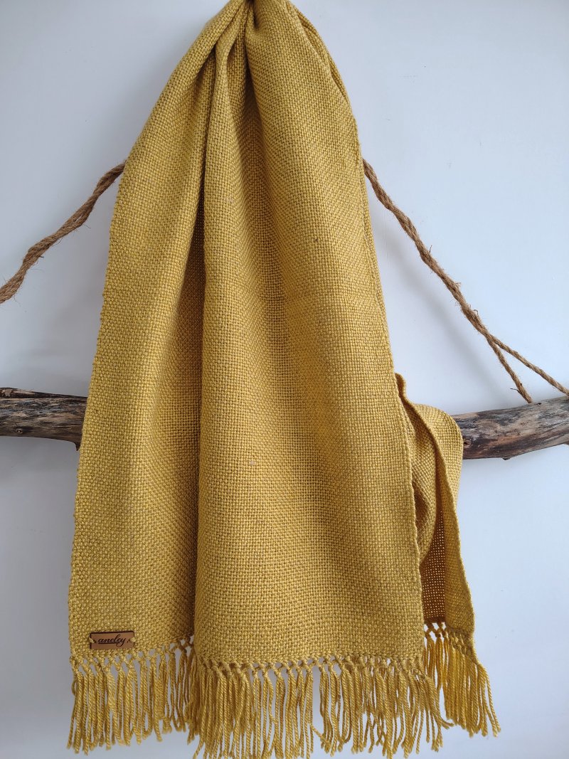 Pashminas de lana dorada tejidas en telar Milla artesanales